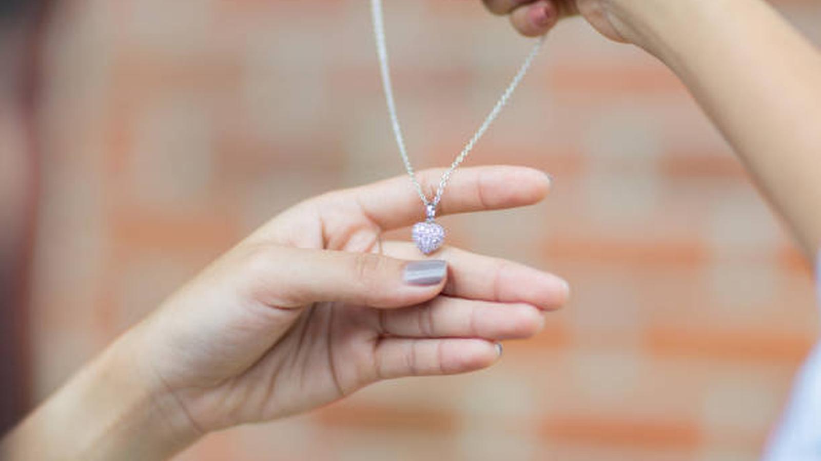 Necklaces & Pendants for Engagement: The Perfect Accessory for Your Special Day