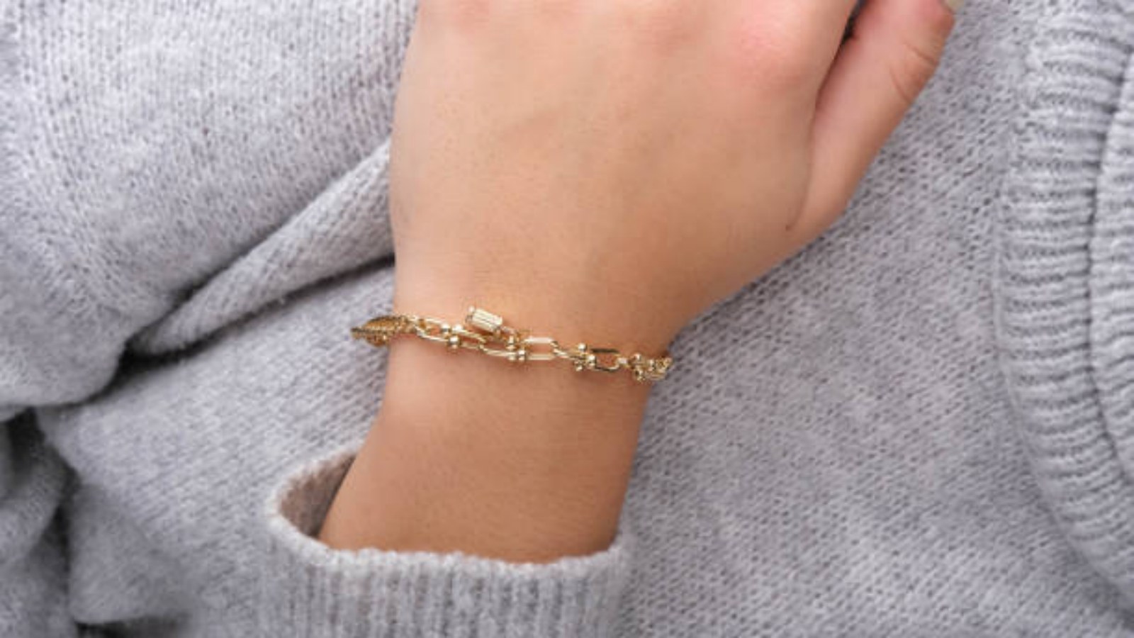 The Beauty and Meaning Behind a Gold Bead Name Bracelet