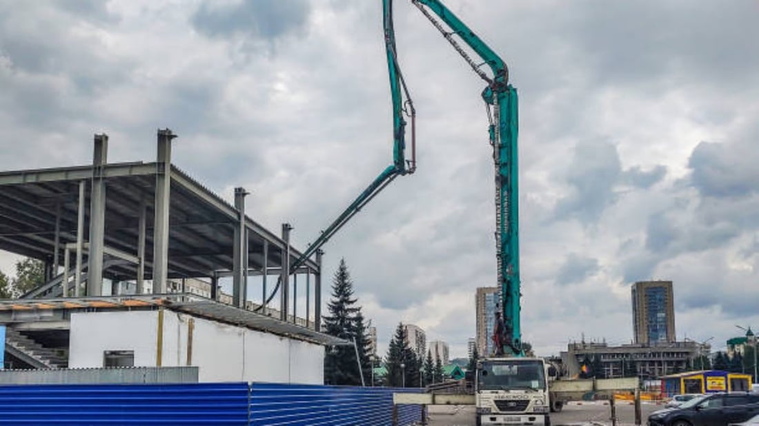The Benefits of Using a Scissor Lift and Dump Car for Construction Projects