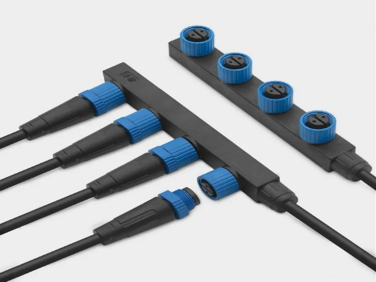 Efficiently Connect Your LED Outdoor Lighting with M15-F Modular Cable With Male Plug Series Connection 1+4