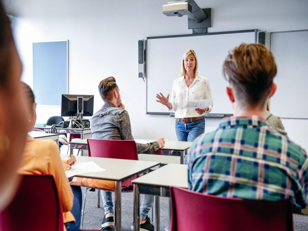 Enhance Classroom Learning with a Smart Board for Teaching