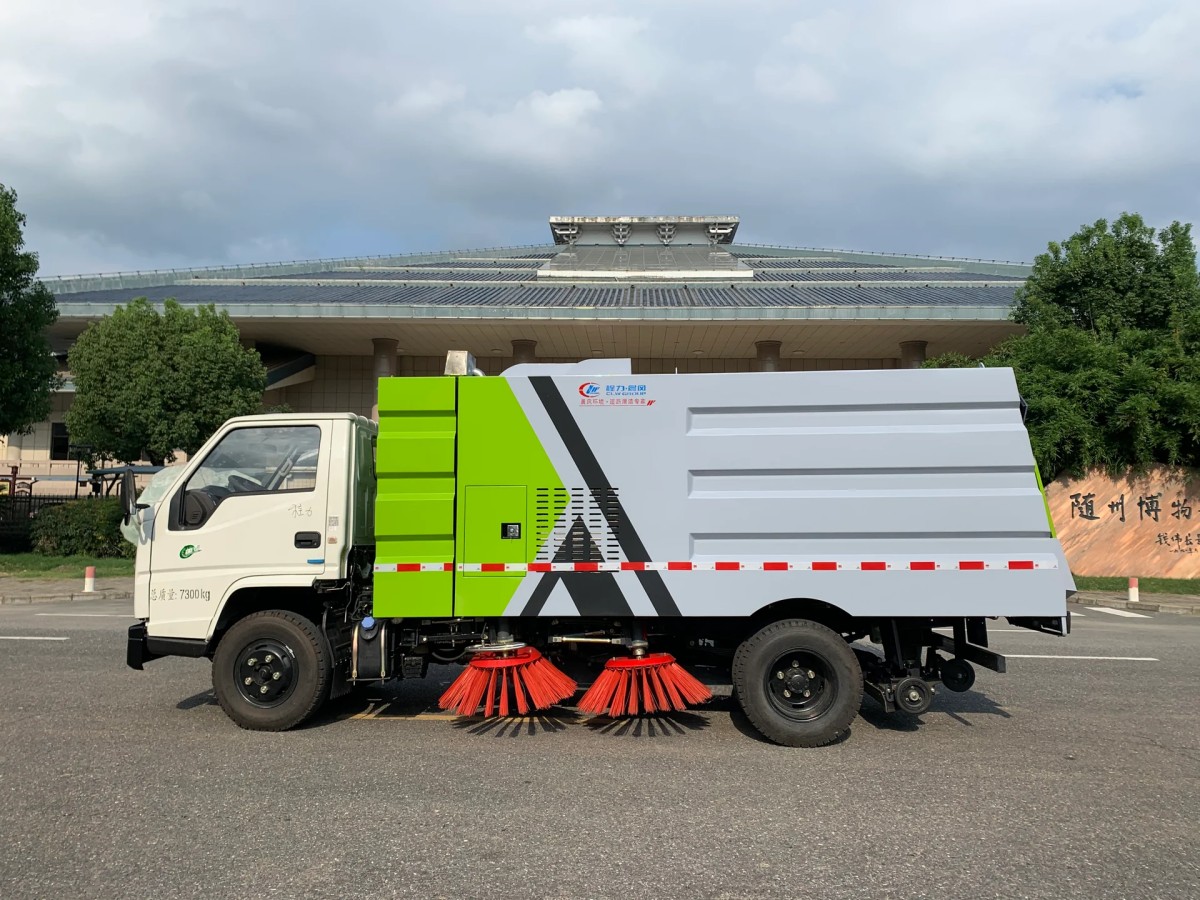 Vacuum Sweeper Truck for Street Cleaning