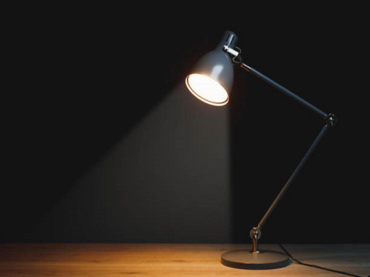 The Benefits of Using a Table Lamp in Your Office