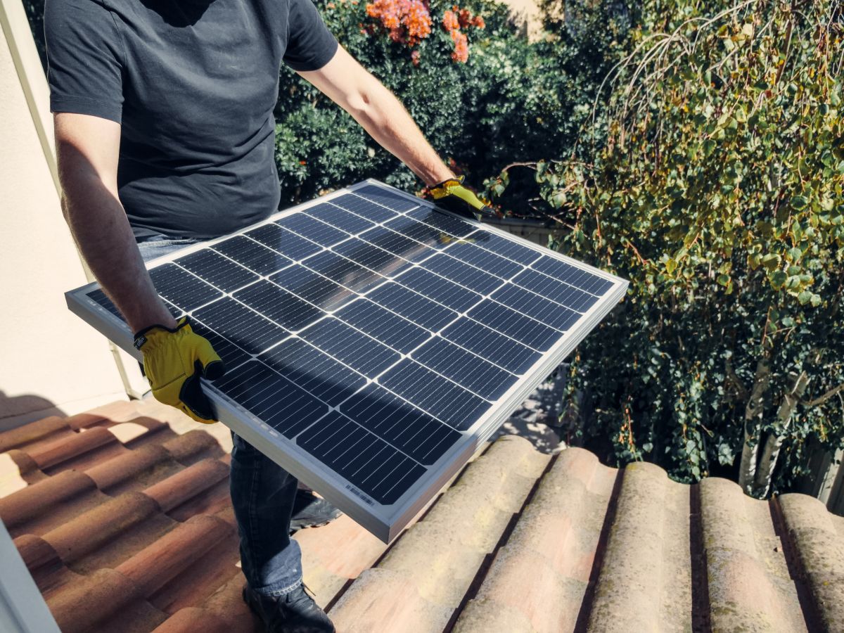Simplifying Solar Panel Installation with a Flat Roof Mounting System
