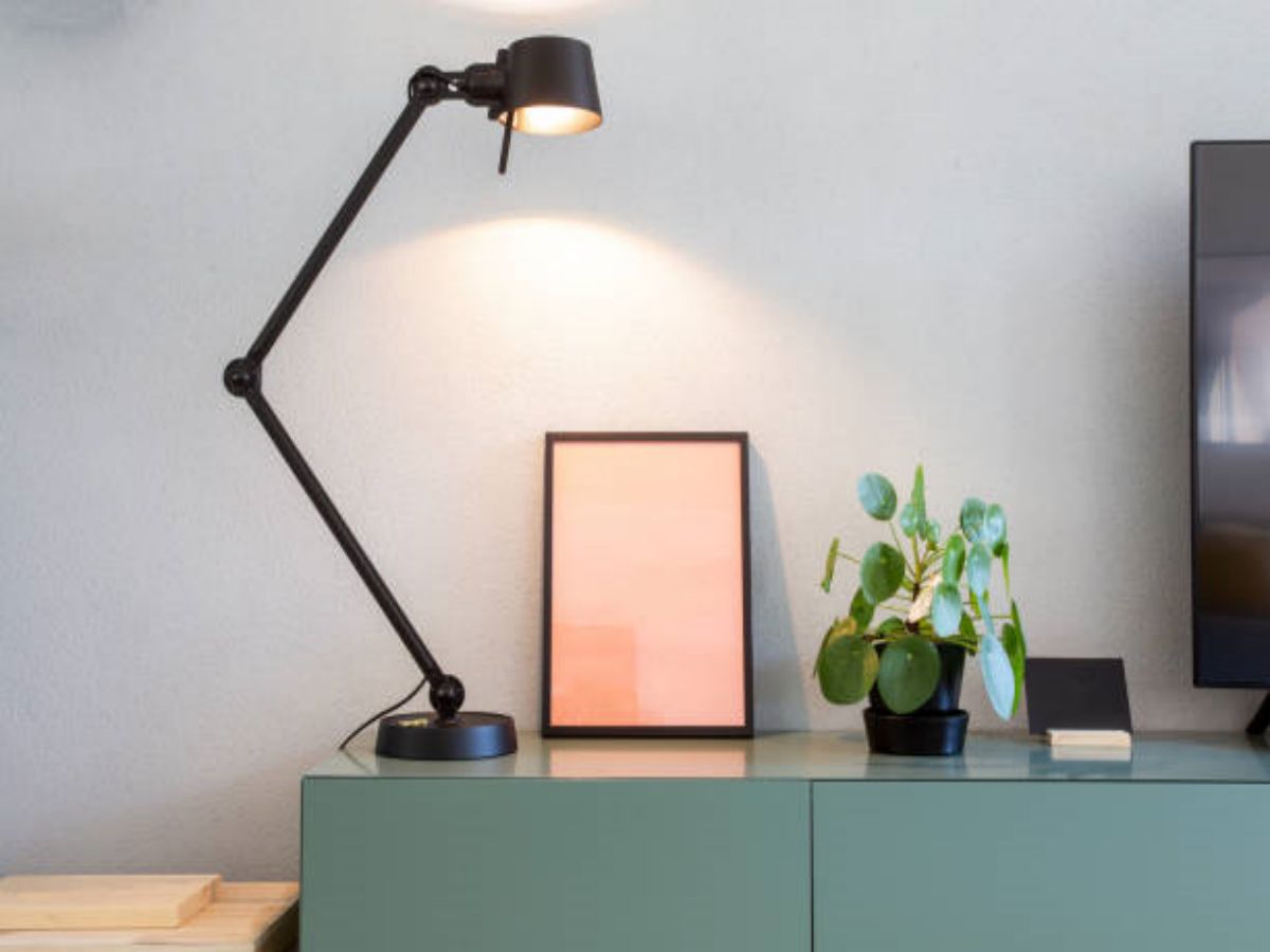 The Benefits of Using an LED Desk Light