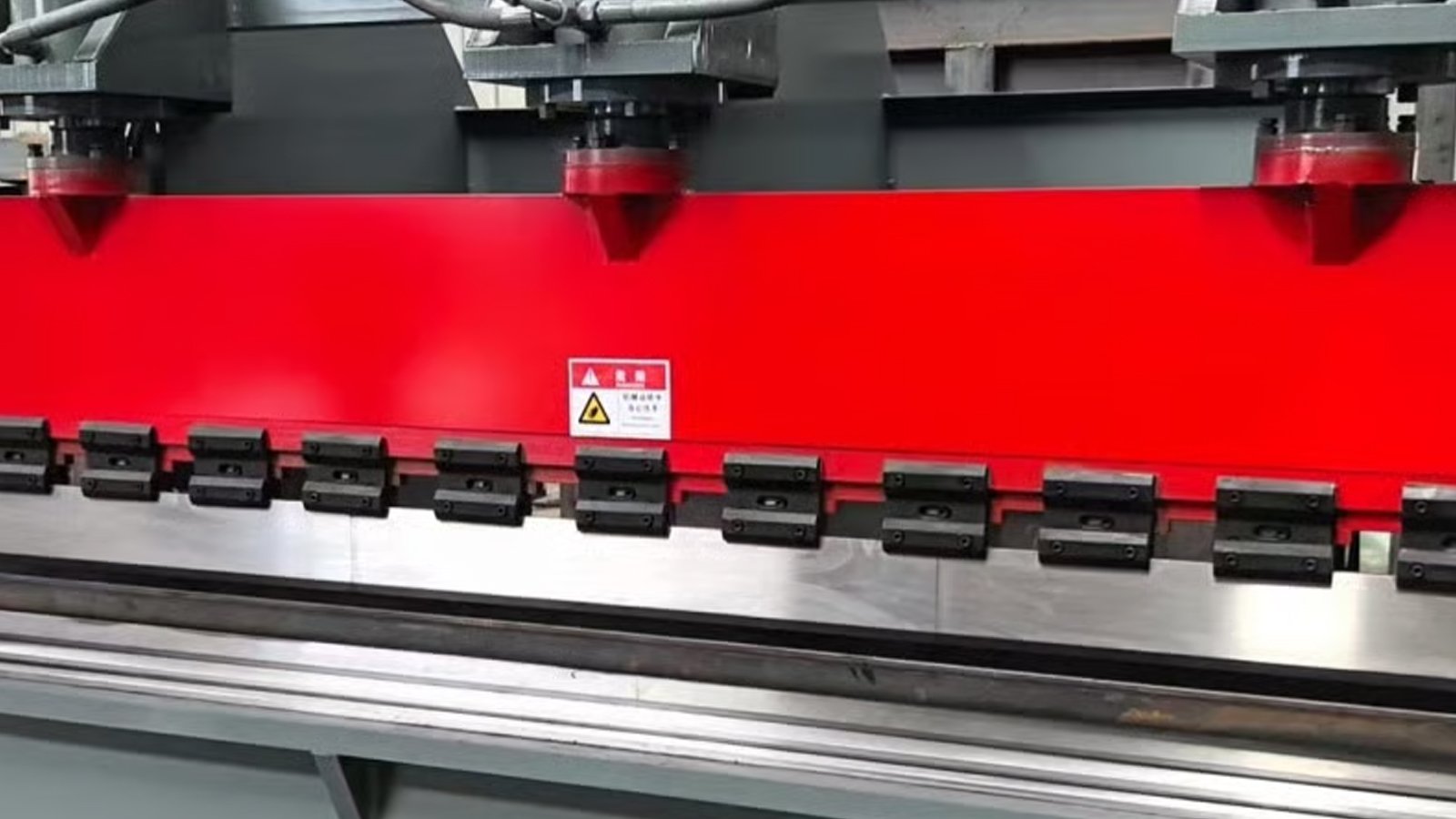 The Importance of Hydraulic Control in Sheet Bending Systems