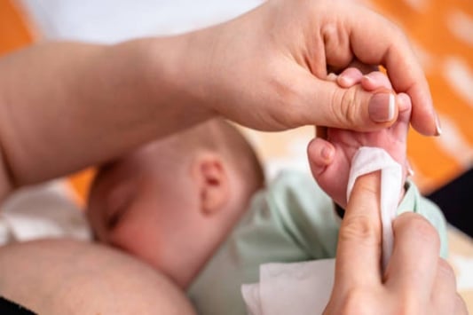 Common Skin Issues in Babies and the Application of Baby Wipes