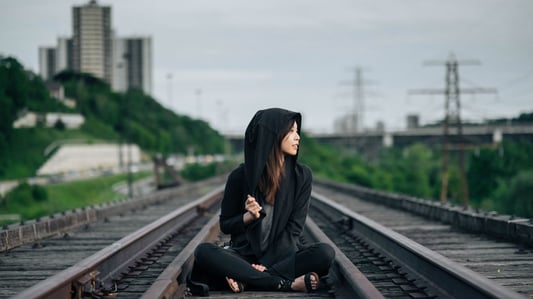 How should a hoodie fit a woman?