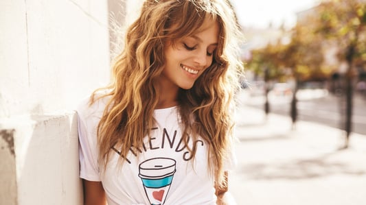 Hand-Knitted vs. Machine-Knitted T-Shirts: What’s the Difference?