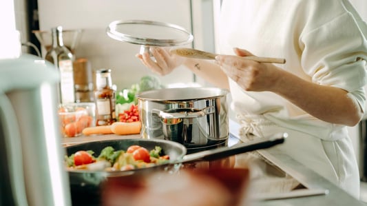 Are Non-Coated Healthy Pans Really Safe? In-Depth Evaluation of Ceramic and Titanium Pans