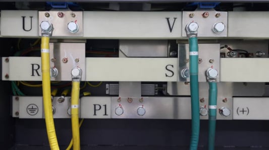 Guía completa de la caja de protección con conexión a tierra directa: funciones y beneficios