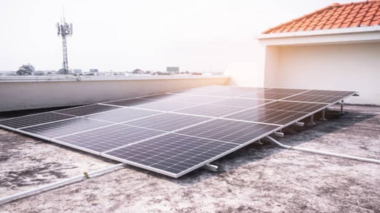 The Benefits of Flat Roof Solar Mounting for Urban Homes