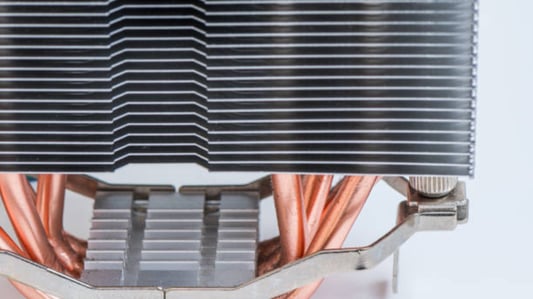 ¿Cuál es el propósito de un disipador de calor en un circuito electrónico?