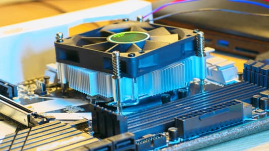 ¿Cómo se utiliza un disipador de calor en la electrónica?