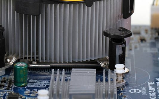 ¿Cómo la placa fría refrigerada por agua puede ayudar a sus dispositivos electrónicos?