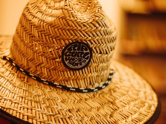 How to Customize a Straw Hat: A Comprehensive Guide