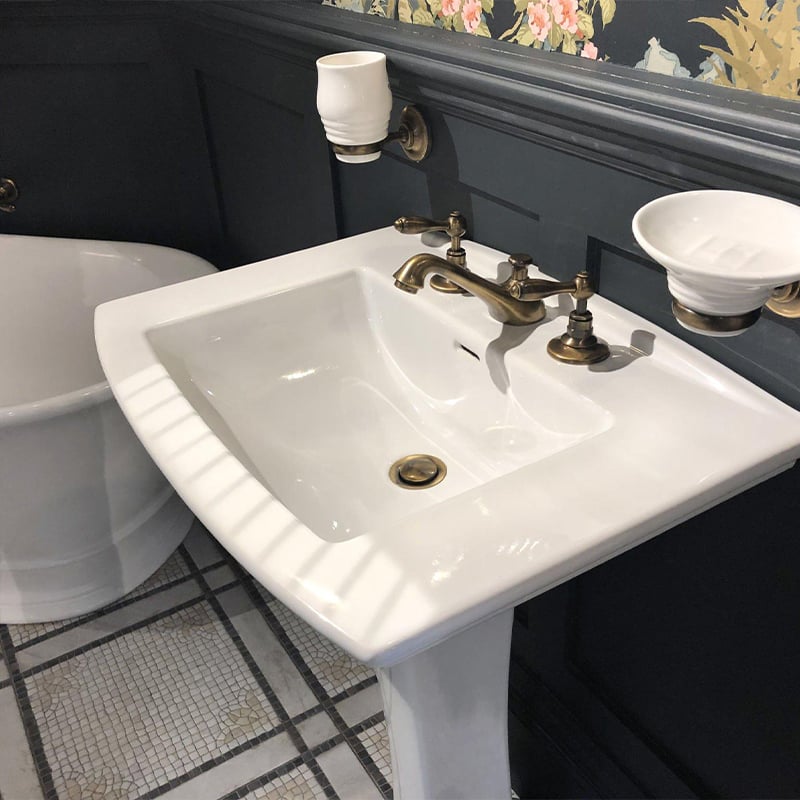 The Allure of the Pedestal Sink: A Classic and Elegant Addition to Any Bathroom