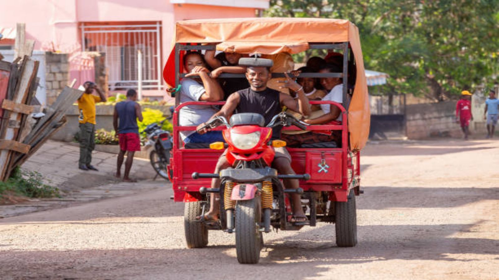 Electric Tricycle with Cabin: A Convenient and Eco-Friendly Mode of Transportation