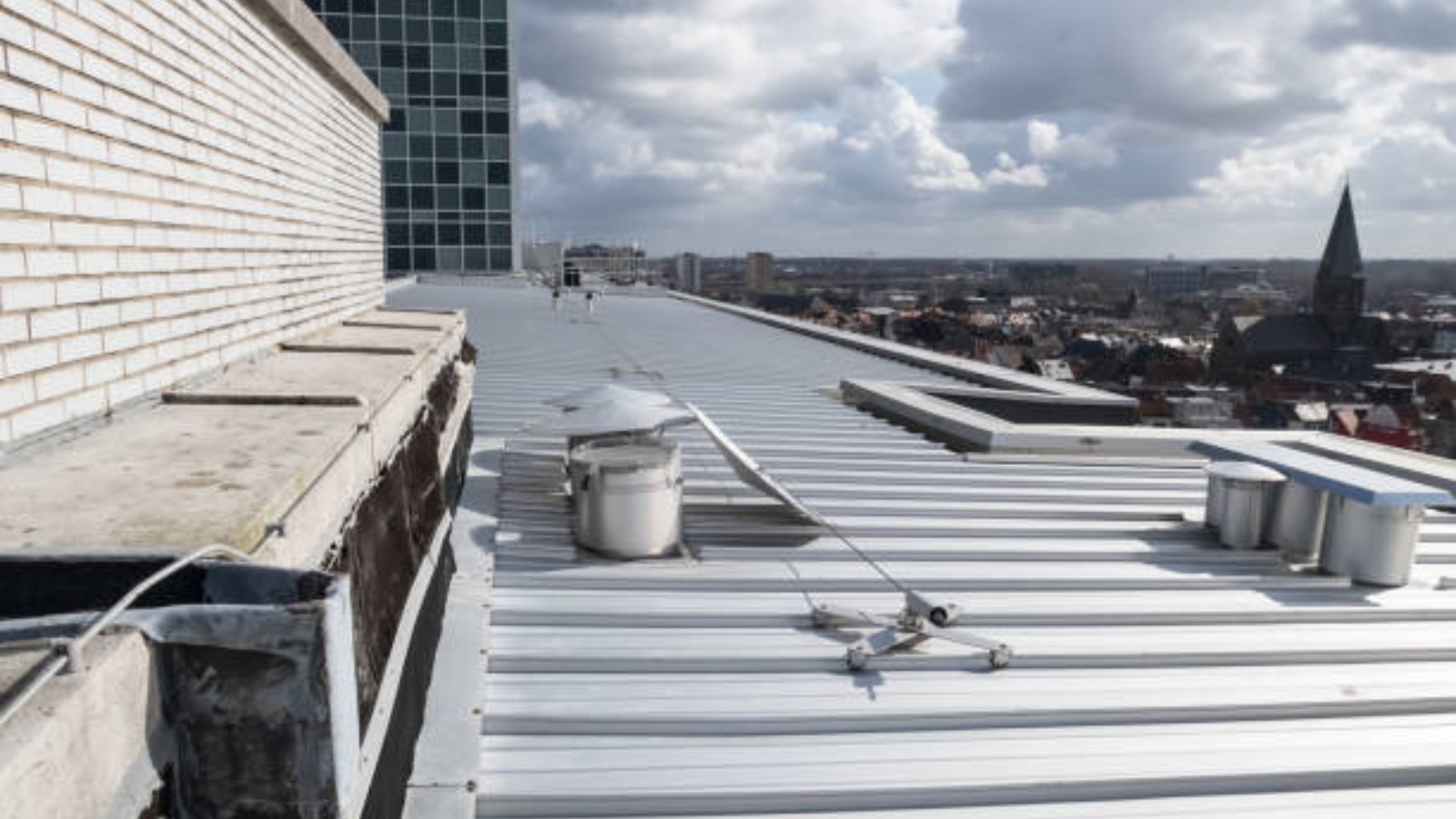 The Benefits of Using a Standing Seam Roofing Machine for Your Roofing Projects